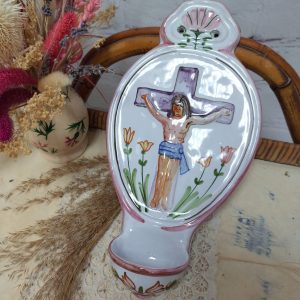 Bénitier mural en faïence style Moustiers